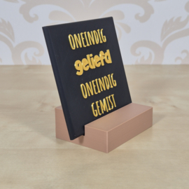 3D geprinte tegel met tekst “oneindig geliefd, oneindig gemist” – decoratieve herdenkingstegel