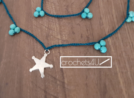 Blauwe gehaakte halsketting met keramiek kralen en grote ster