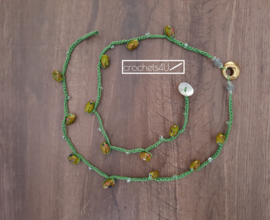 Groene gehaakte halsketting met glaskralen