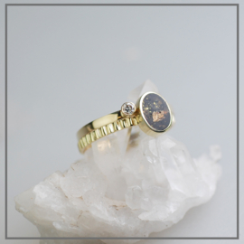 Asring Veritatem met witgouden vintage ring met diamant