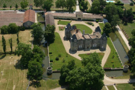Cabernet Sauvignon, Merlot, Petit Verdot, Cabernet Franc - Chateau d Issan, Margaux