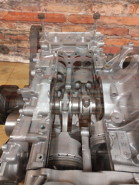 Subaru 2l in Motion Motorblock Tisch