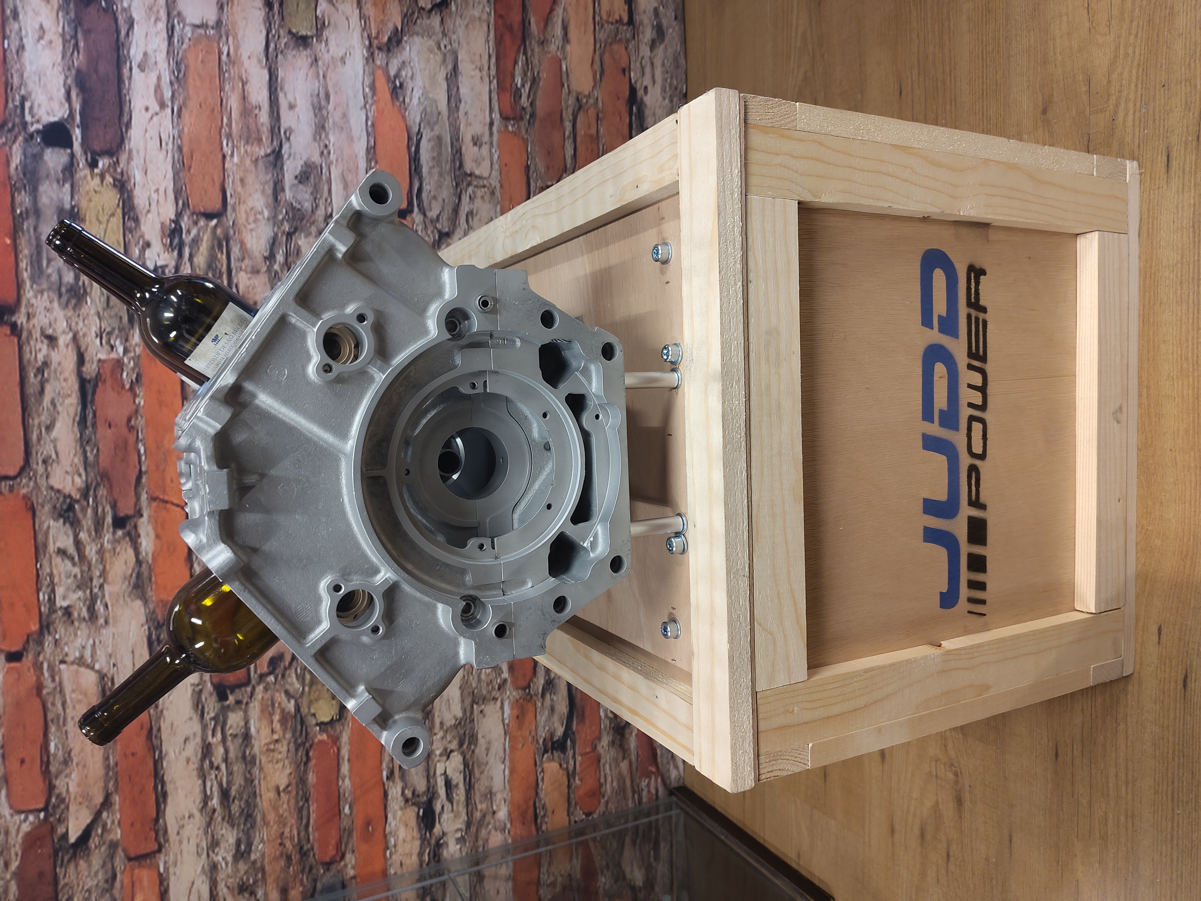Formule 1 Judd GV V10 motorblok deco item / wijnrek