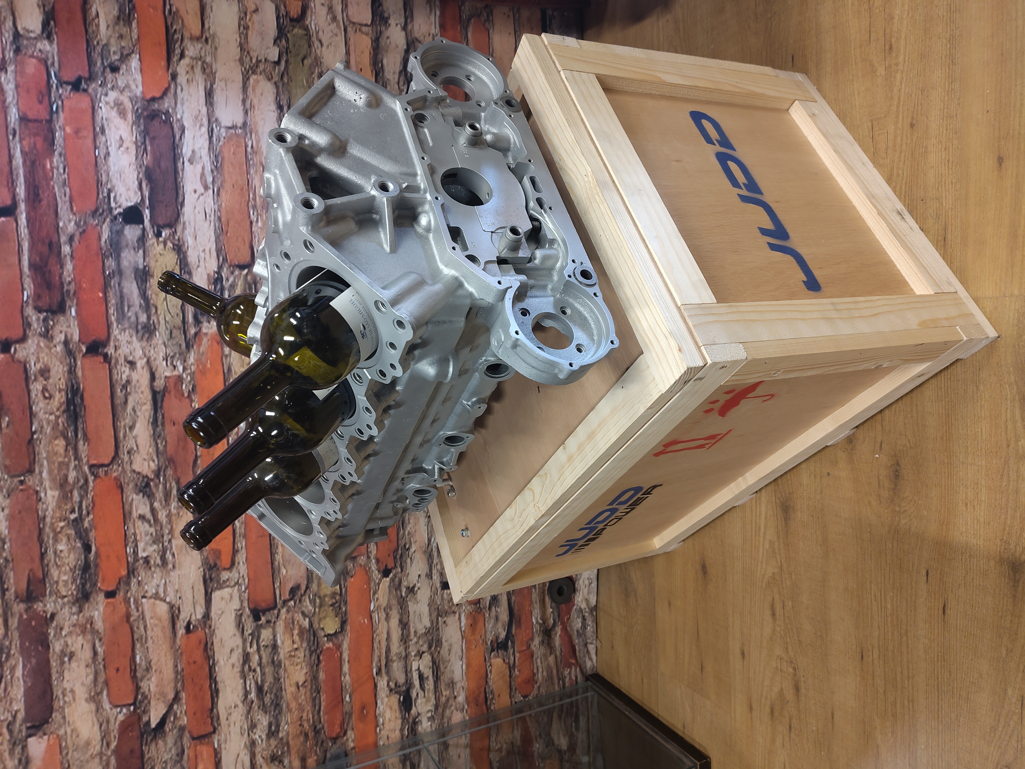 Formule 1 Judd GV V10 motorblok deco item / wijnrek