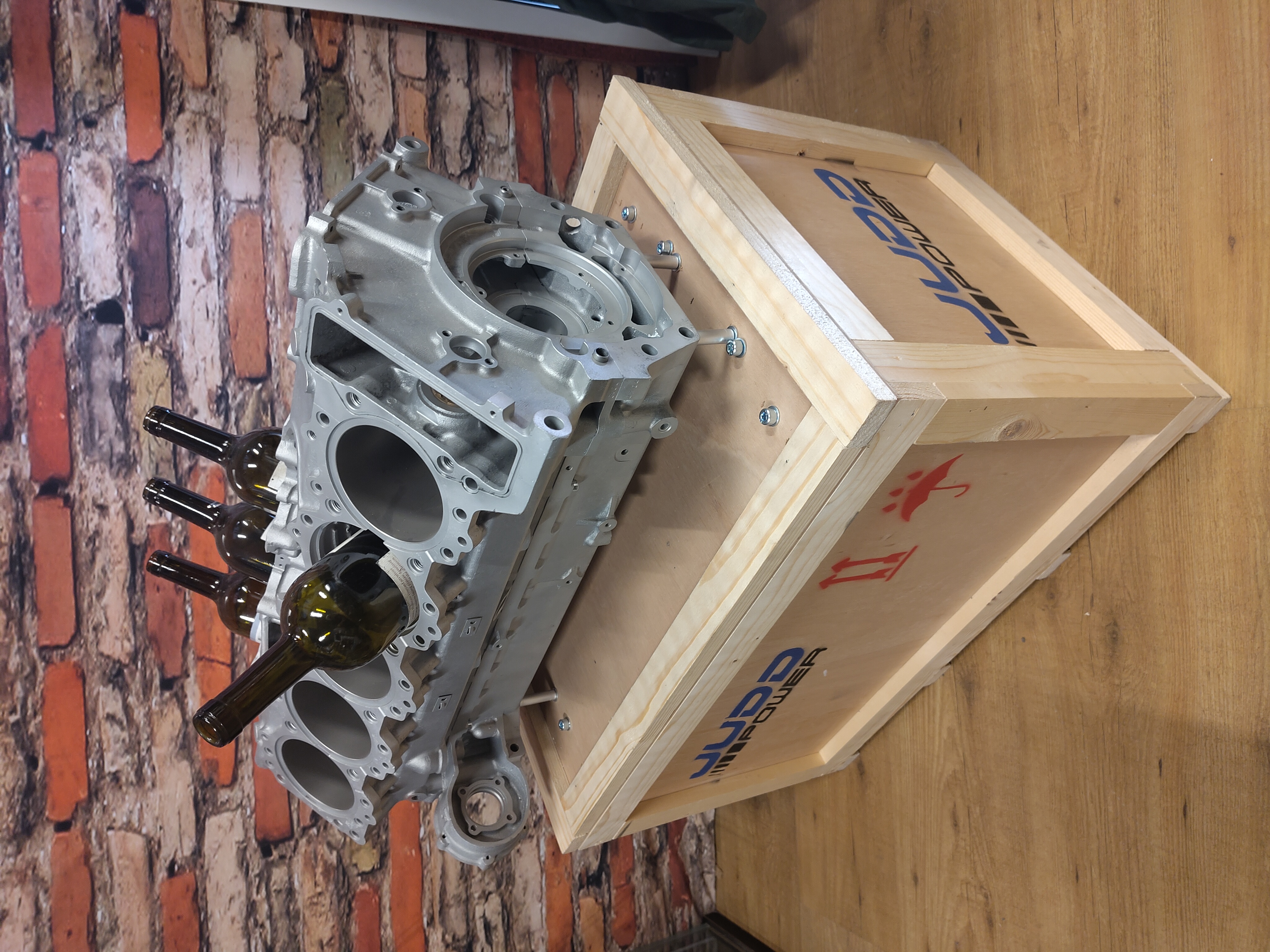 Formule 1 Judd GV V10 motorblok deco item / wijnrek