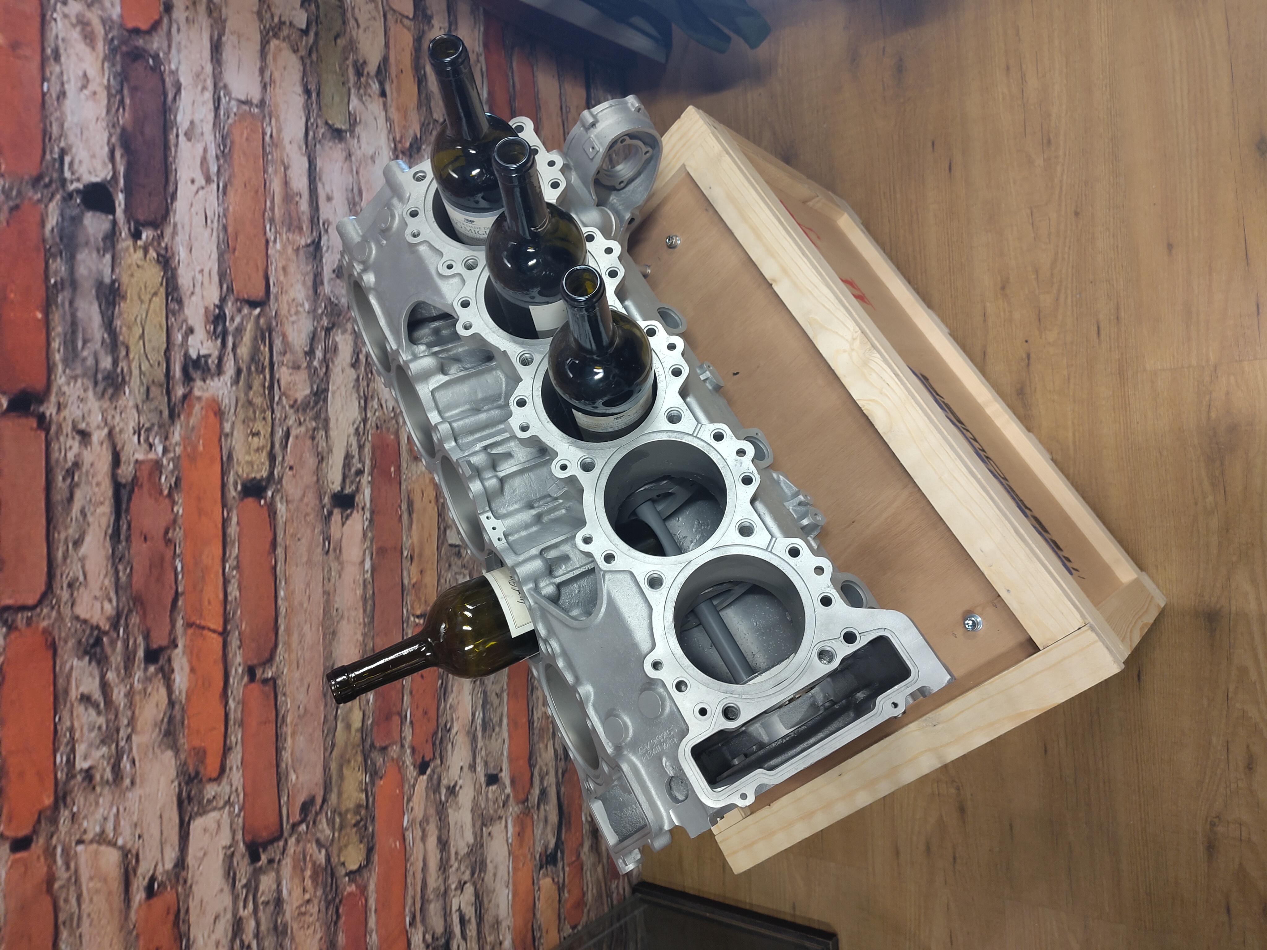 Formule 1 Judd GV V10 motorblok deco item / wijnrek