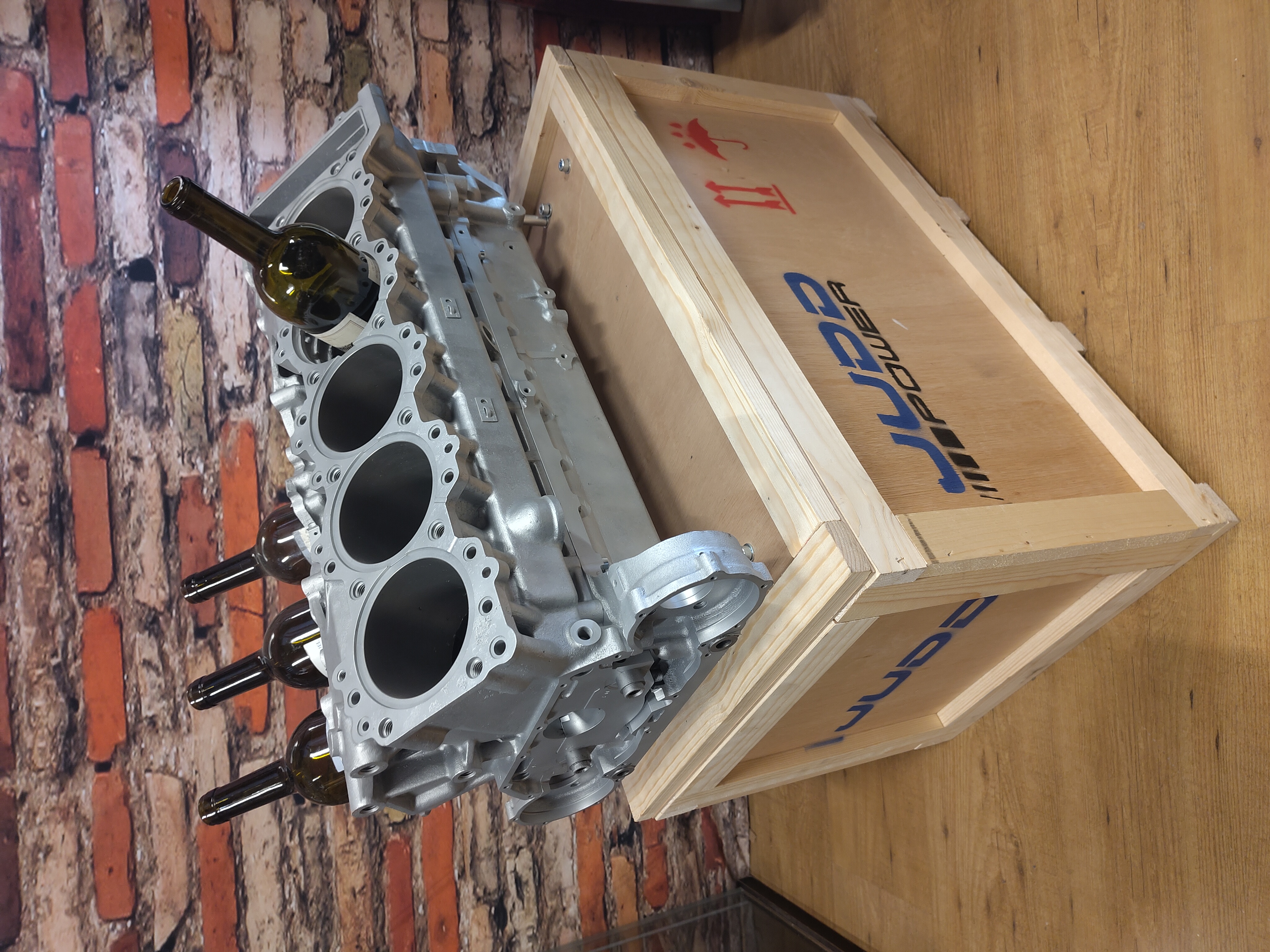Formule 1 Judd GV V10 motorblok deco item / wijnrek