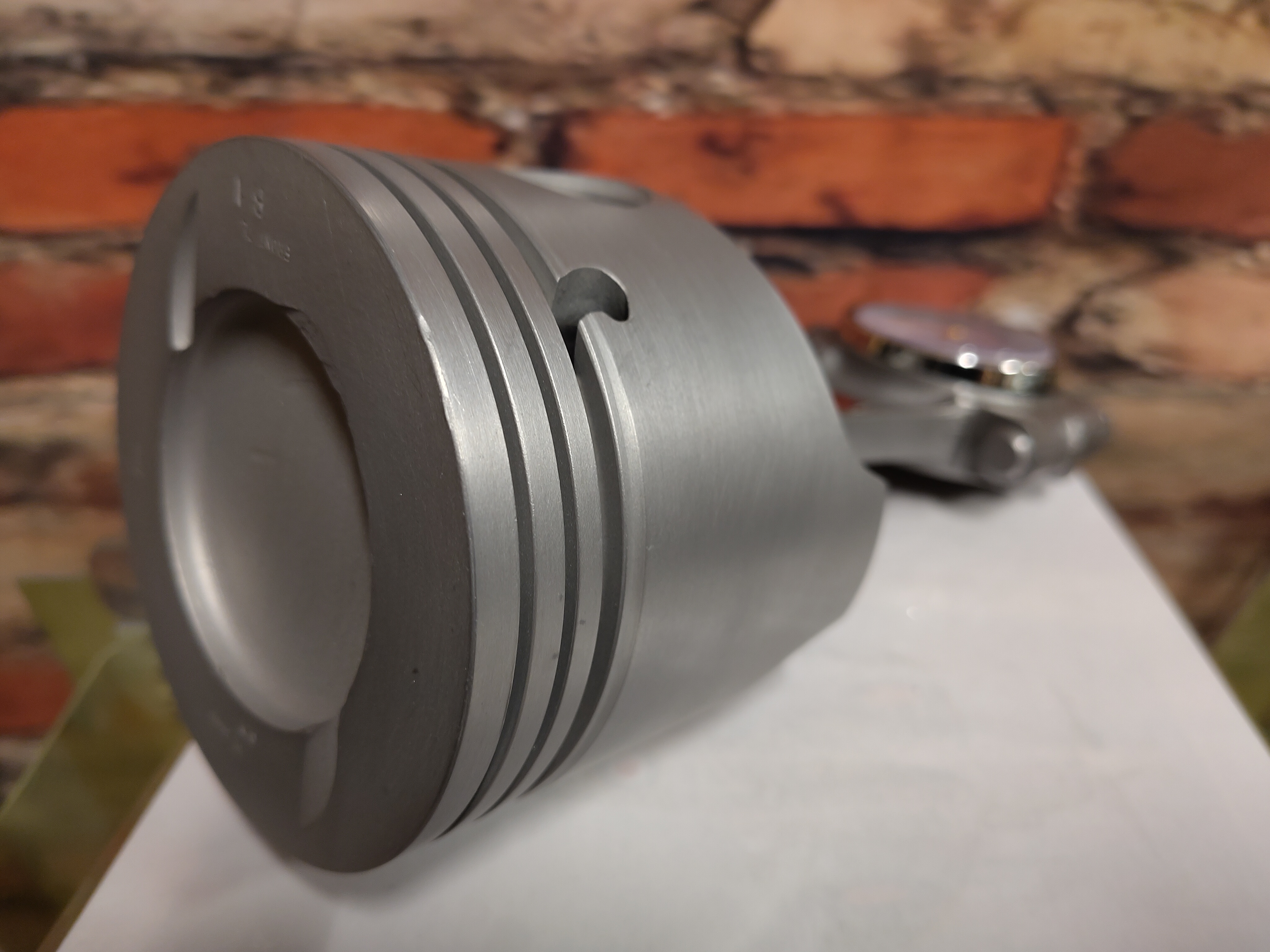 Rolls Royce V8 Piston klok
