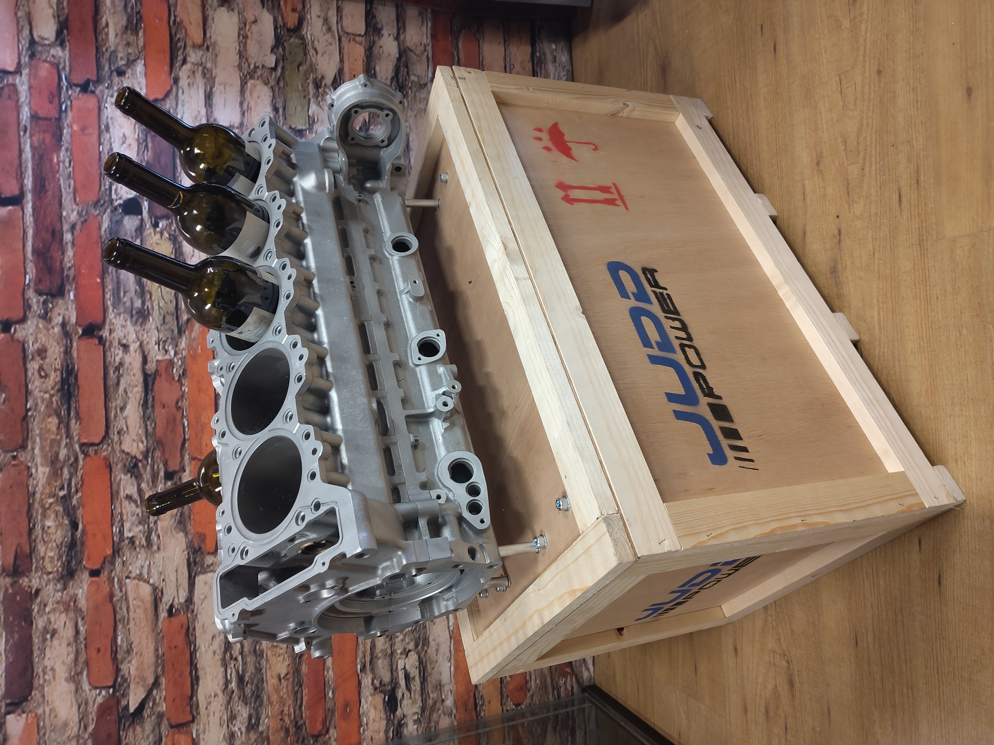 Formule 1 Judd GV V10 motorblok deco item / wijnrek