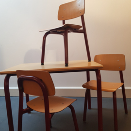 Schoolsetje: tafeltje en 3 stoeltjes (Zwitserland - '70)