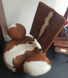 Unieke design fauteuil met koeienhuid (NL)