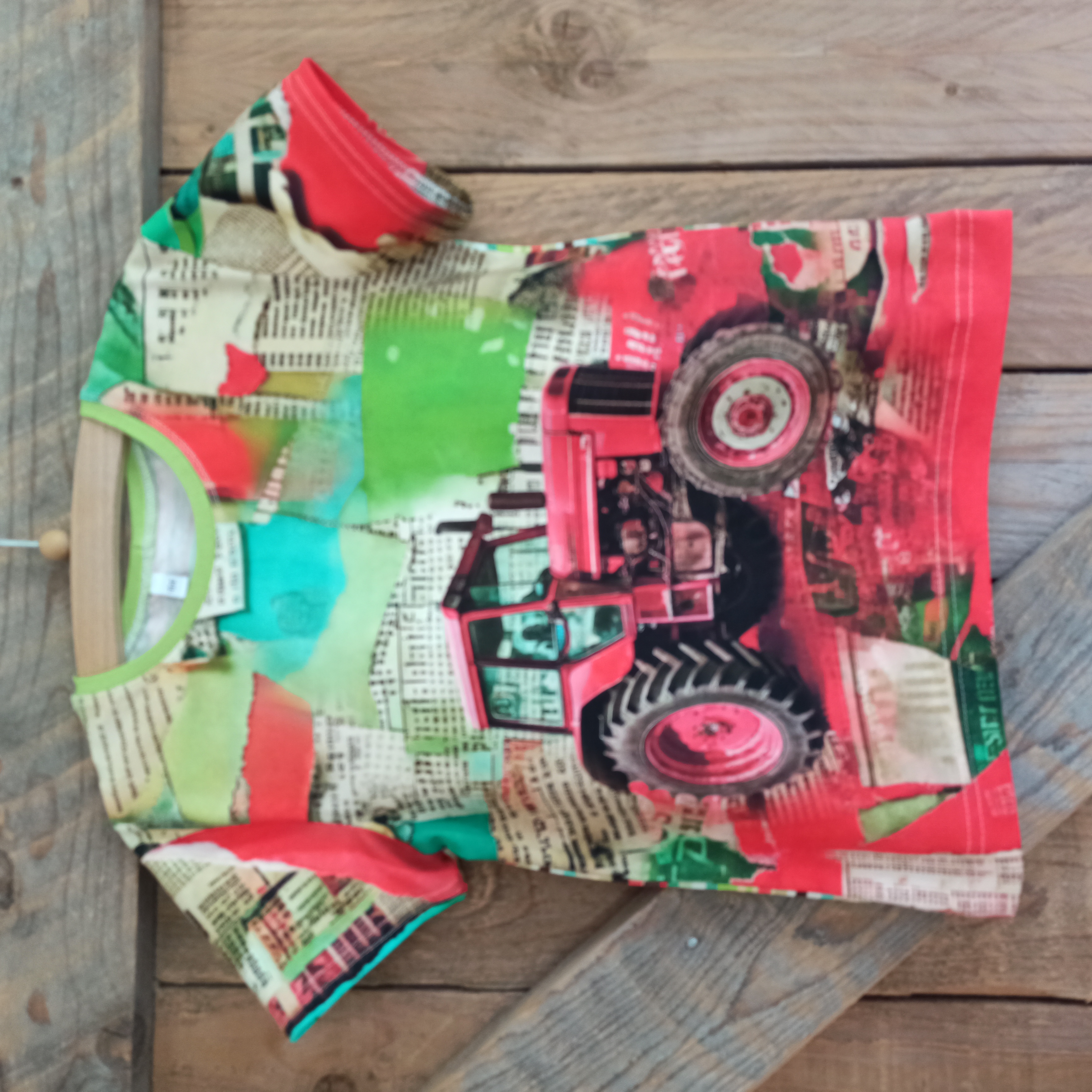 T-shirt trekker rood maat 104