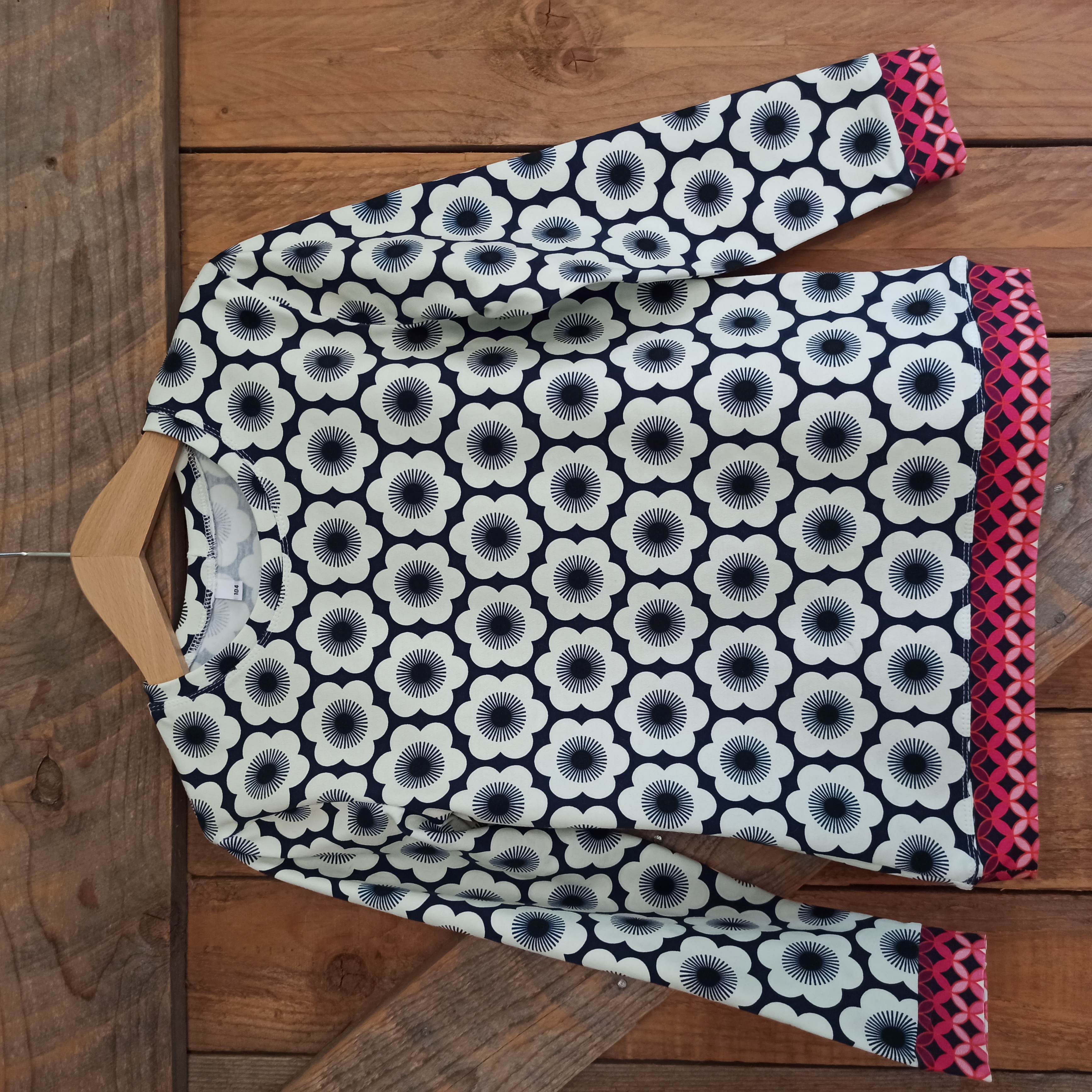 Sweater wit met blauwe bloemen maat 104