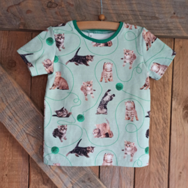 T-Shirt groen met poesjes maat 92