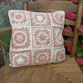 Granny kussen ecru met roze