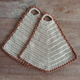 Gehaakte grootmoeders pannenlappen beige met bruin