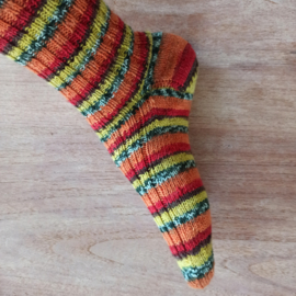 Handgebreide sokken rood gemeleerd maat 39/40