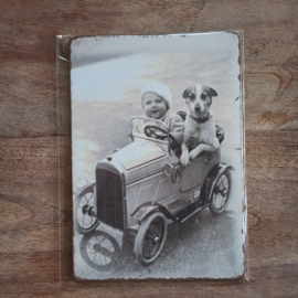 Nostalgisch bordje: kind met hond in trapauto