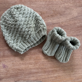 Gebreide baby-sokjes en muts sage green
