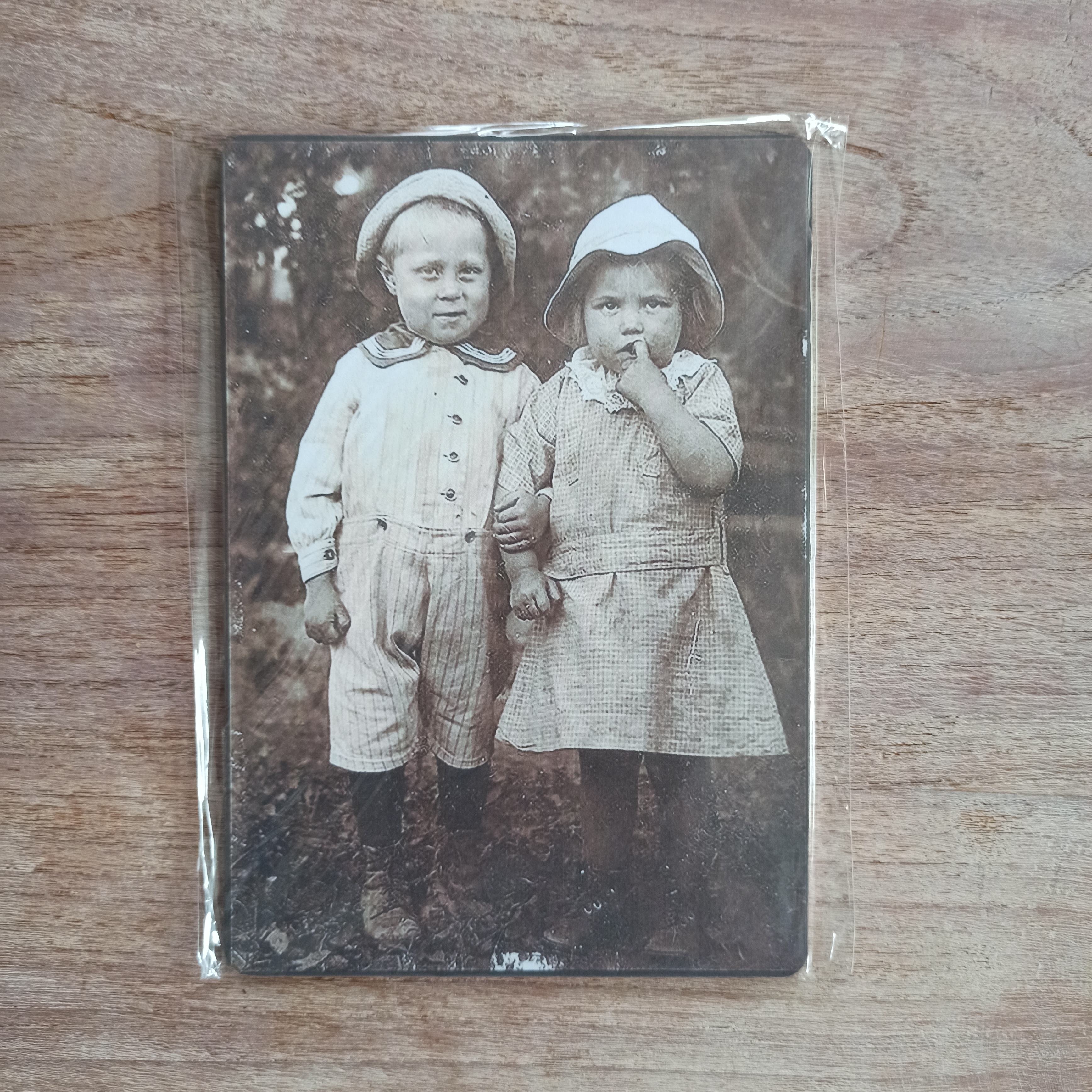 Nostalgisch bordje: 2 kinderen met muts
