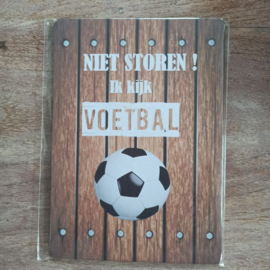 Tekstbordje: Niet storen! Ik kijk voetbal