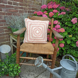 Granny kussen ecru met roze