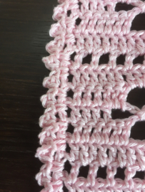 Gehaakte baby deken/sprei roze