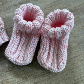 Gebreide baby-sokjes en muts roze