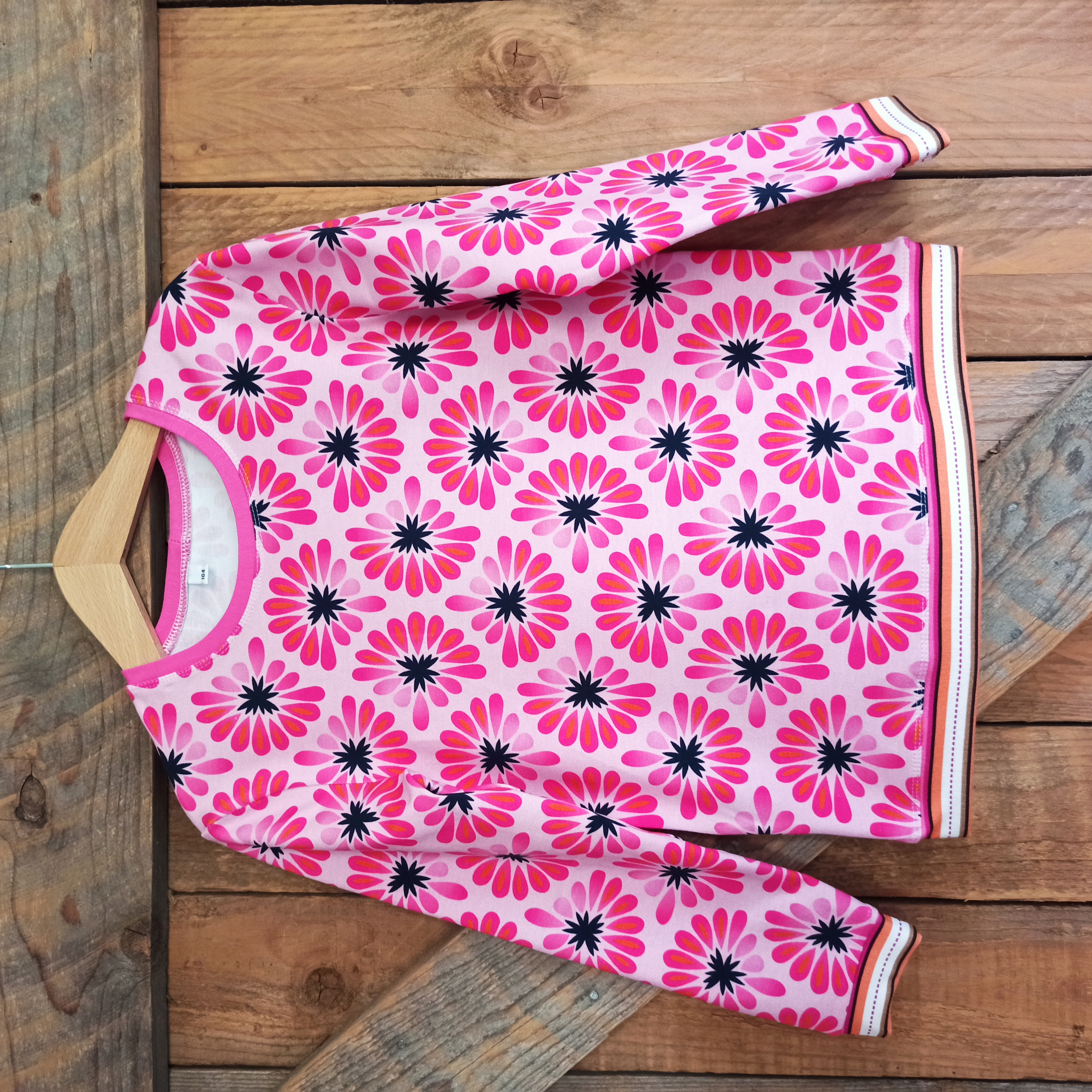 Sweater Roze bloemen maat 104