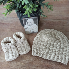 Gebreide baby-sokjes en muts Beige