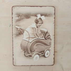 Nostalgisch bordje Meisje met kinderwagen