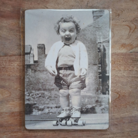 Nostalgisch bordje: lachend meisje op rolschaatsen