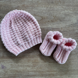 Gebreide baby-sokjes en muts roze