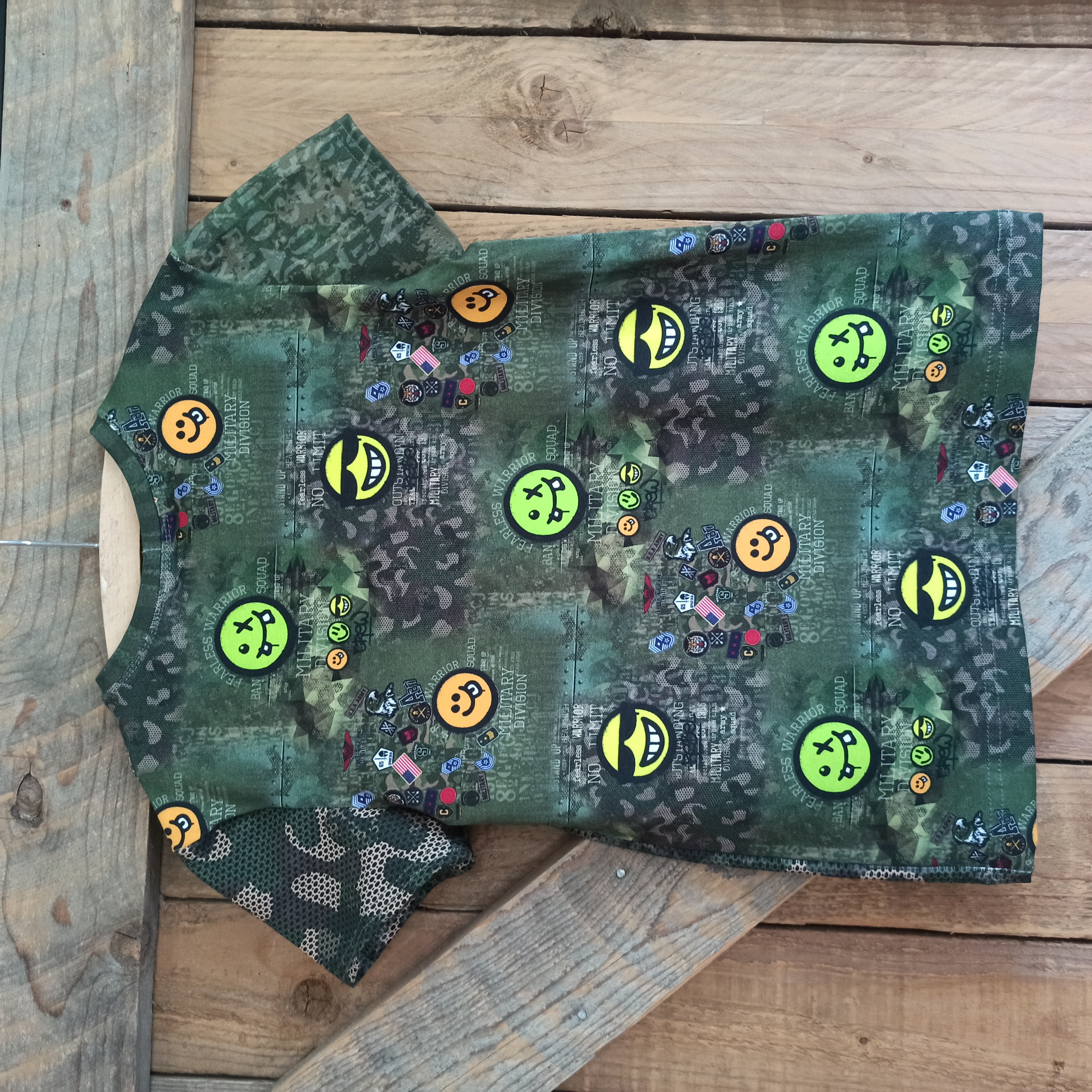 T-shirt smiley met zonnebril maat 128