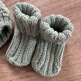 Gebreide baby-sokjes en muts sage green