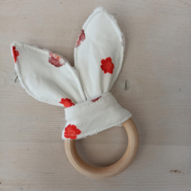 Bijtring konijnenoren gebroken wit met rode/roze bloemen