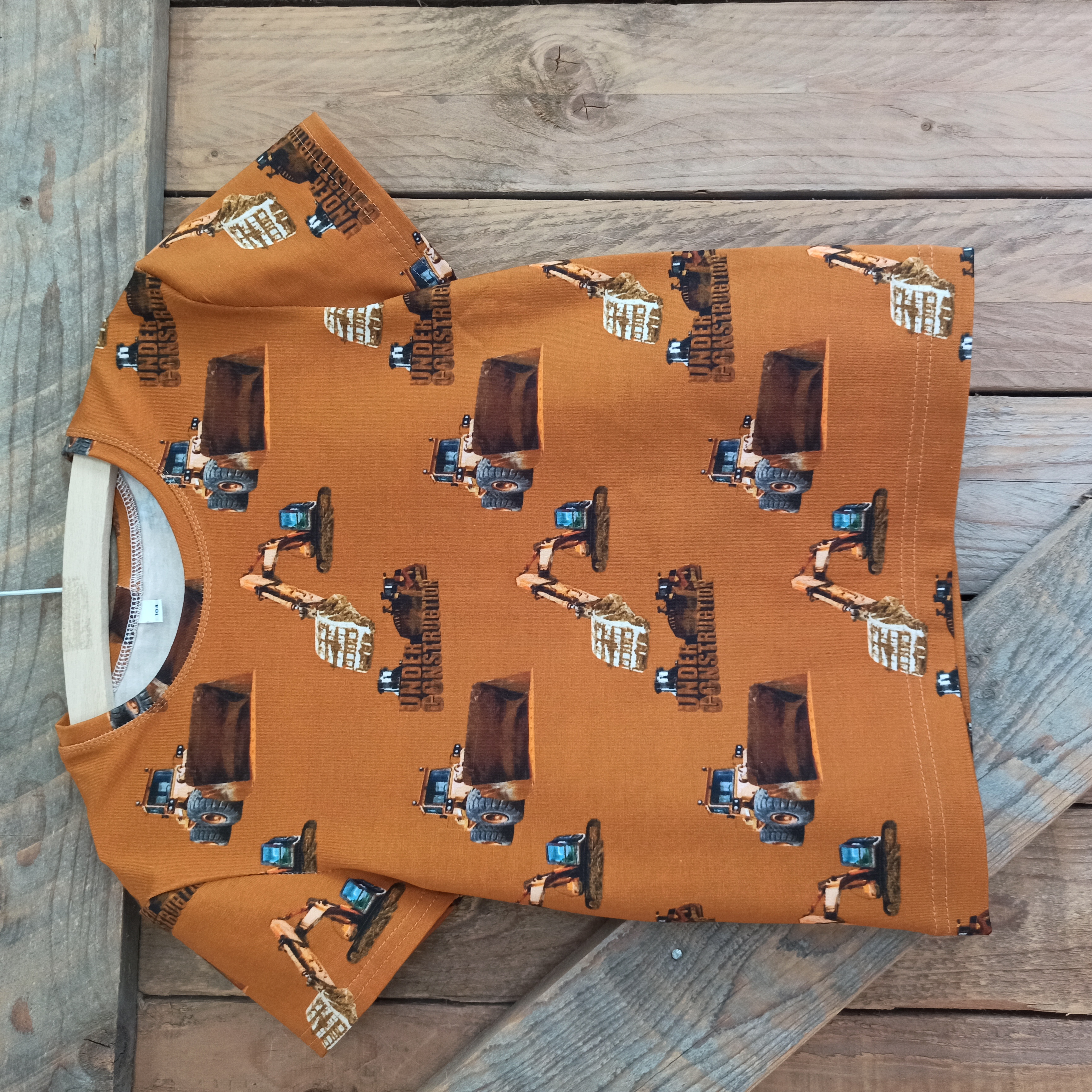 T-shirt kraan/shovel all over maat 104