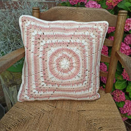 Granny kussen ecru met roze
