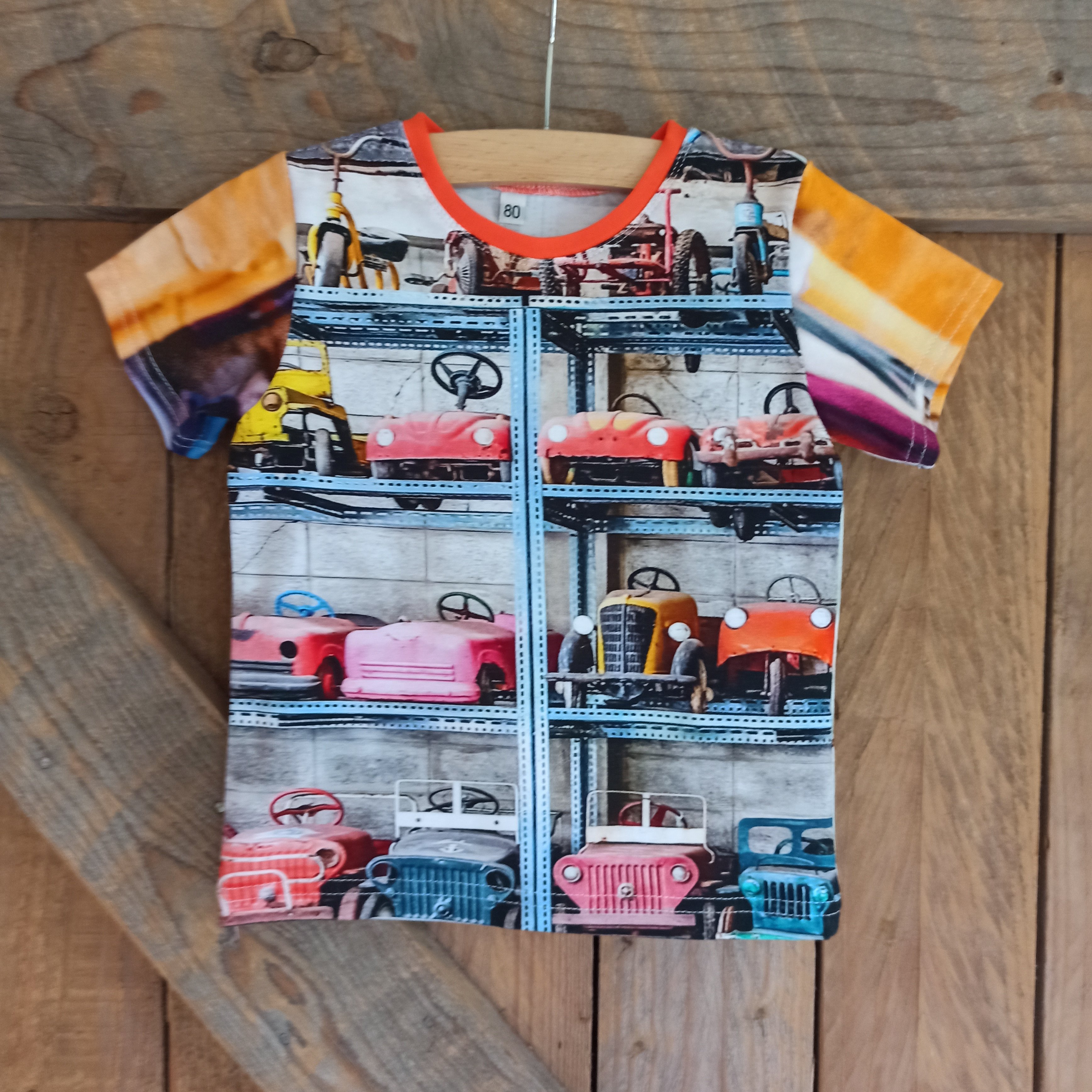 T-shirt trapauto's maat 80