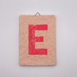Letter -  roze letter op roze tegel