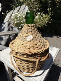 fles in riet met touw en leer