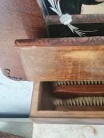 Oude houten spiegel met bakje en 2 haakjes