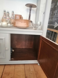 houten rek met onderin een kastje met 2 deurtjes