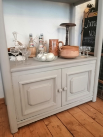 houten rek met onderin een kastje met 2 deurtjes