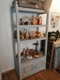 houten rek met onderin een kastje met 2 deurtjes