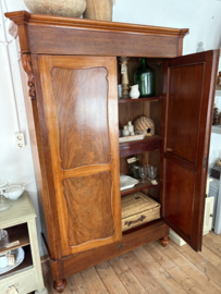 grote oude kast met 2 deuren en 2 laadjes