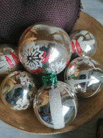 zilverkleurige kerstballen