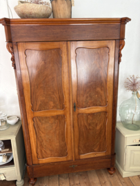grote oude kast met 2 deuren en 2 laadjes