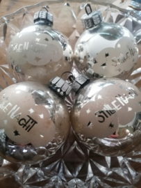 zilverkleurige kerstballen