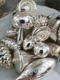 zilverkleurige kerstballen